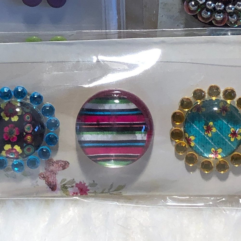 Mix of scrapbooking accessories, brads/pebbles and flowers - Picture 6 of 7